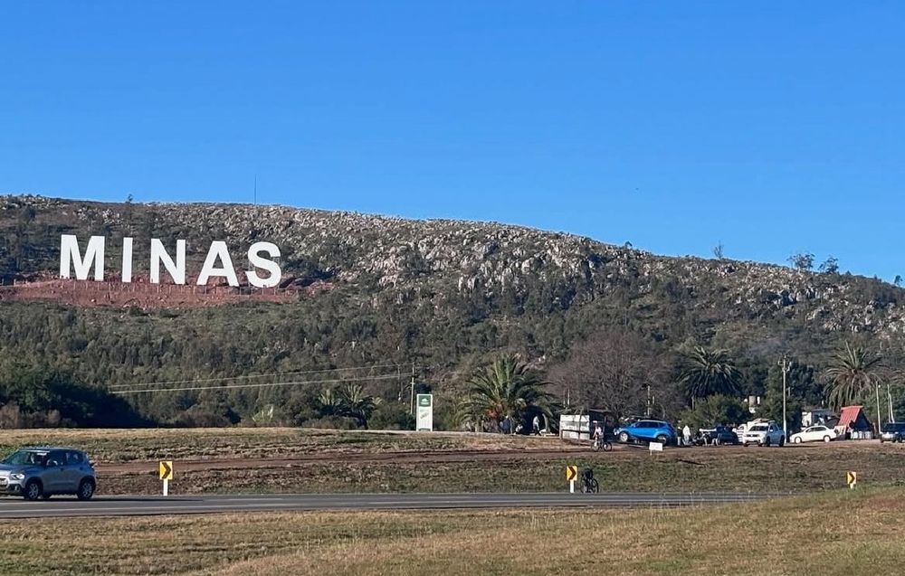 Letras gigantes en Minas