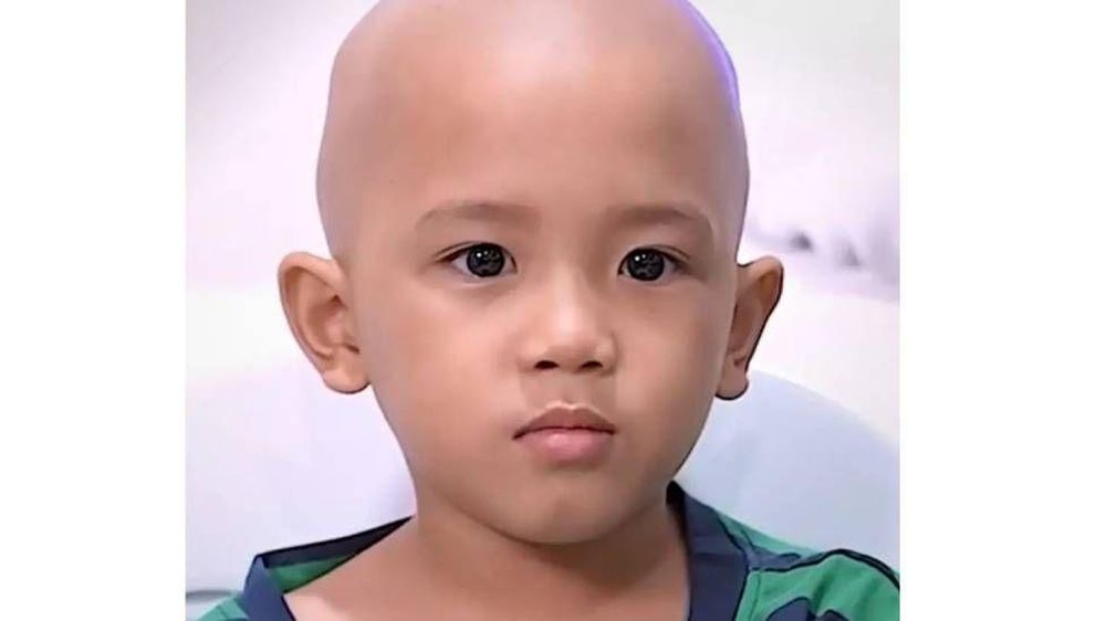 Los estafadores le pidieron a la madre de Khalil, de 7 años, que le afeitara la cabeza a su hijo y fingiera que era su cumpleaños.