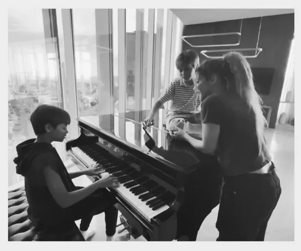 Los hijos de Shakira y Piqué debutan en la música con The One.