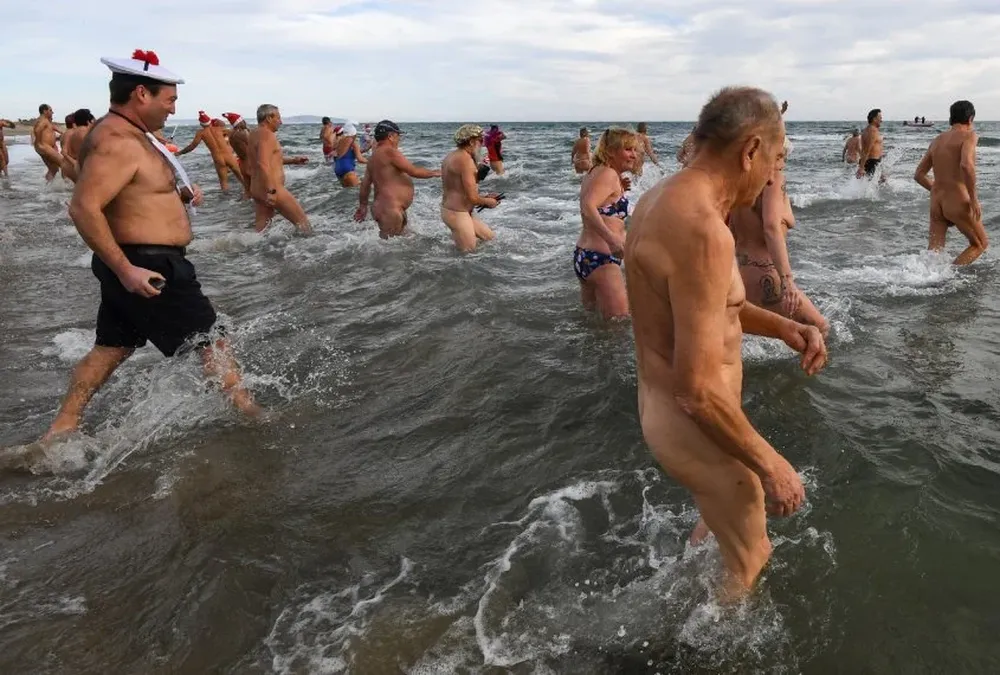En Le Cap dAgde, al sur de Francia, la tradición es darse un baño en la playa nudista.