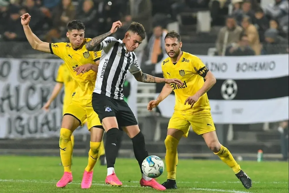 Sebastián Cristóforo con el brazalete de capitán