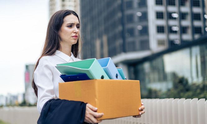 Un artículo del New York Times sugiere que la actual generación de adultos jóvenes enfrenta el mayor rechazo de la historia, con dificultades para obtener empleo, crédito y educación.