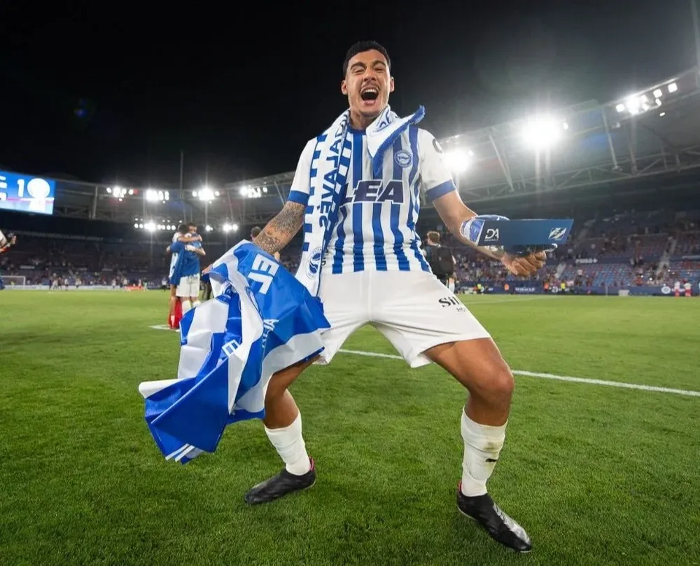 Carlos Benavídez celebró el ascenso con Deportivo Alavés de España