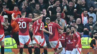 Bruno Fernandes de Manchester United celebra su golazo de tiro libre ante Arsenal por la Premier League