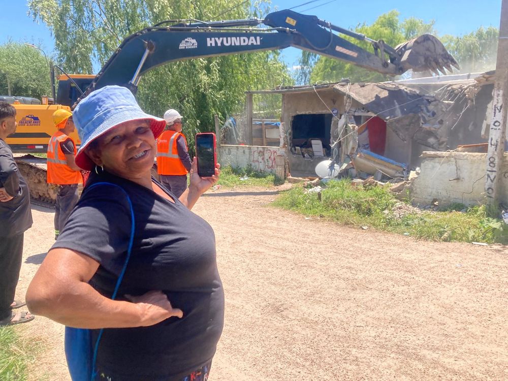 Olga filmando la demolición de su vieja casa.