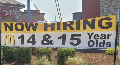 El cartel se colocó hace dos semanas en la puerta del local