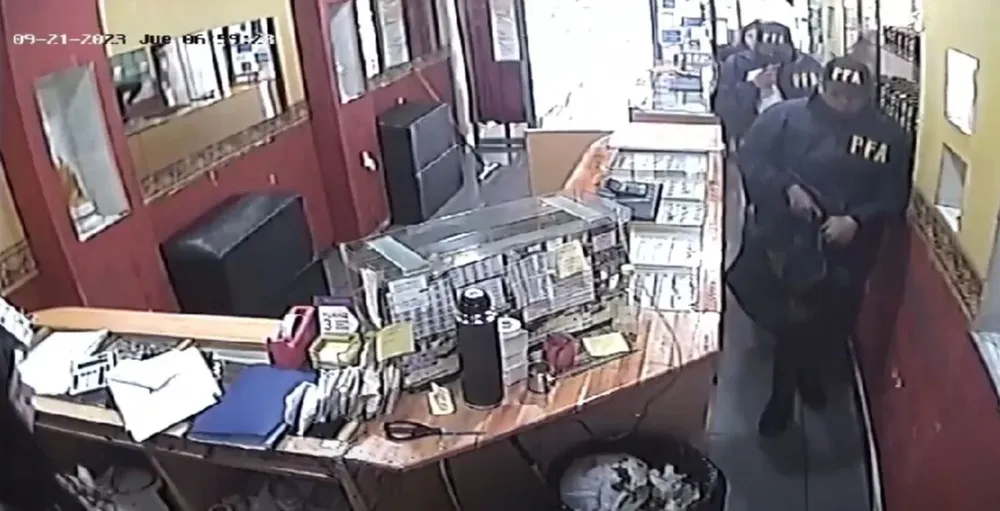 Simularon ser policías, robaron en una joyería y quedaron grabados en las cámaras de seguridad