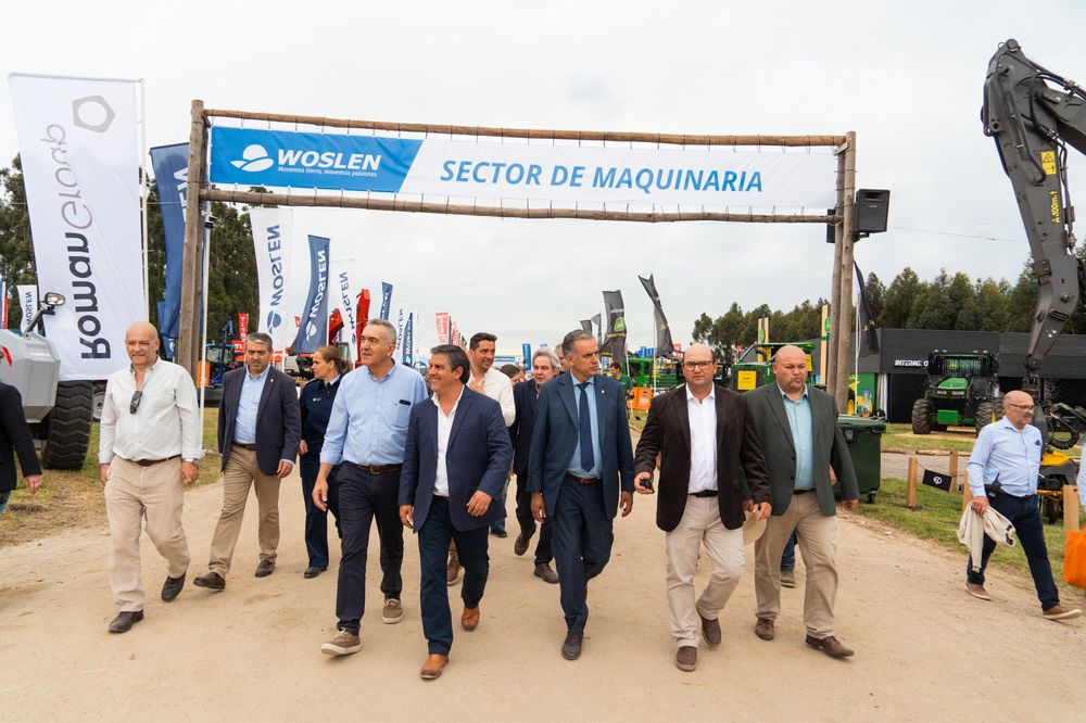 Orsi acompa&ntilde;ado, a cada lado, por Ignacio Acu&ntilde;a y Juan Pedro Raffo, directores de la Uruforest.