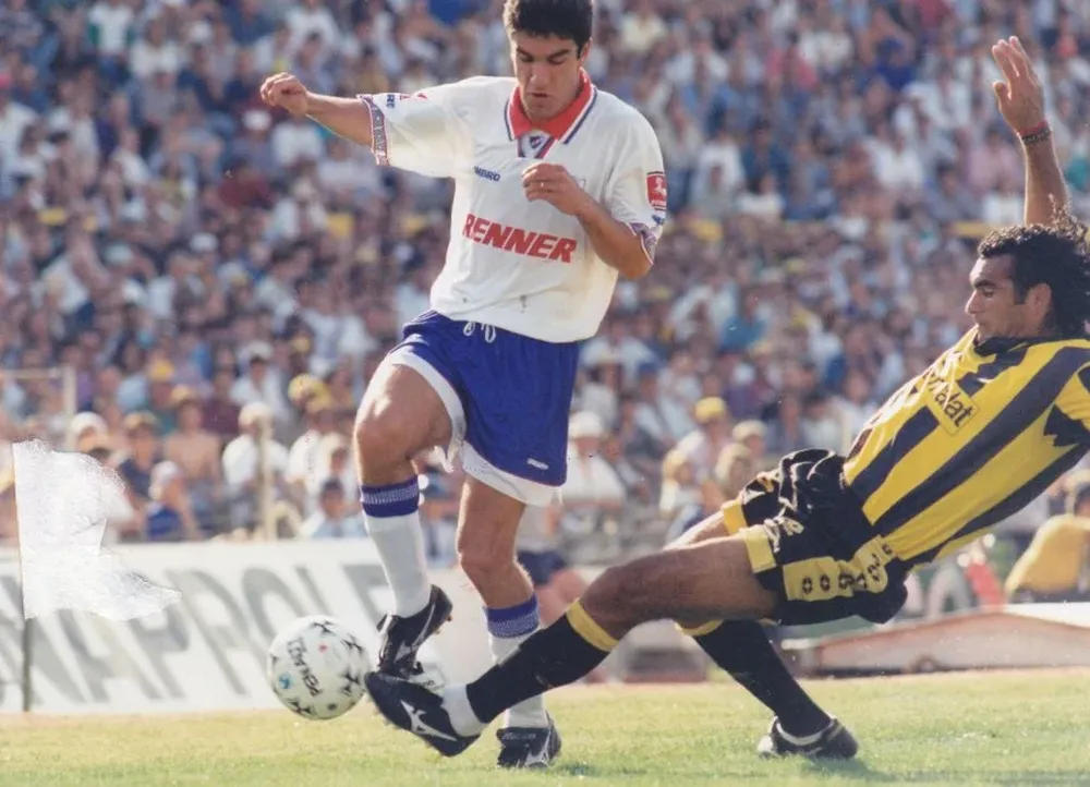 Robert Lima en su épóca de jugador en un clásico