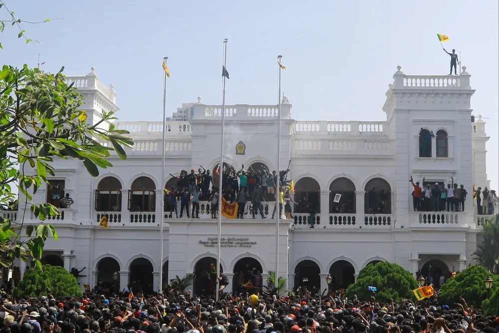 Manifestantes opositores durante ocupación de la oficina del primer ministro, Sri Lanka, 13 de julio