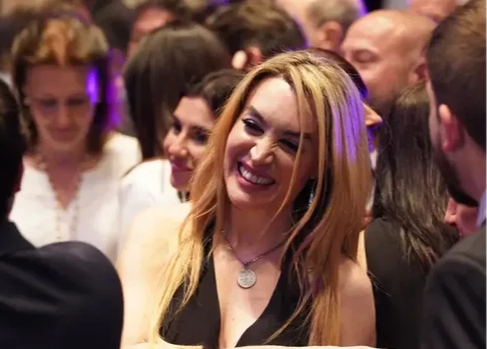 Vestida de negro y una cartera animal print, Flores arribó a la Casa Rosada