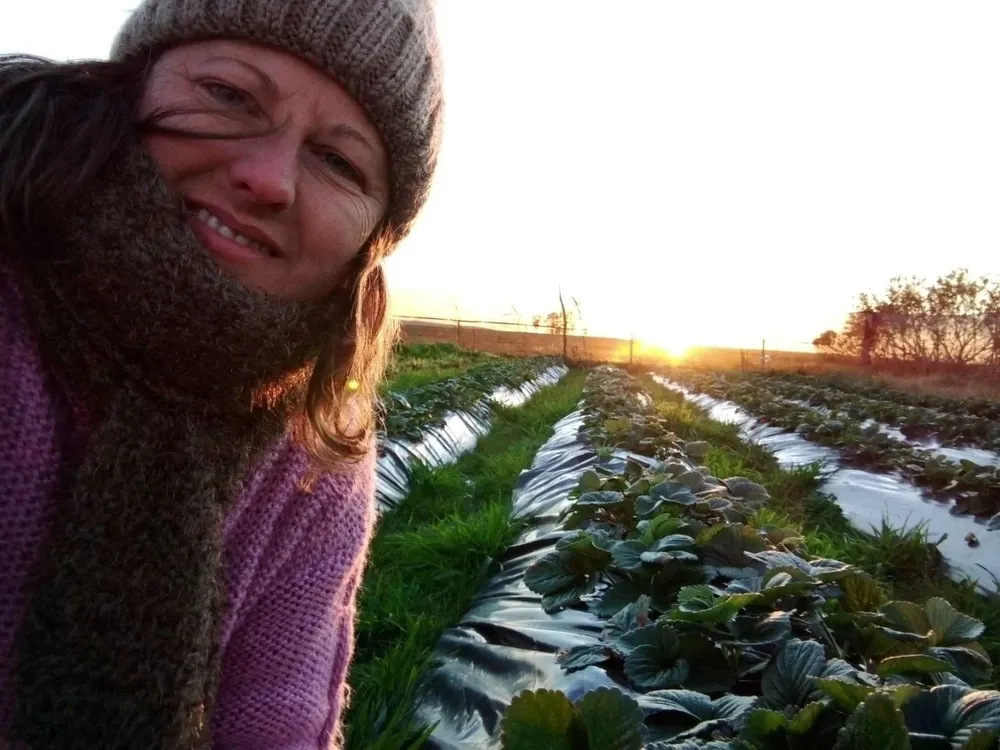 Yisela en su campo en Rocha, donde cría ovinos Corriedale y desarrolla una huerta.