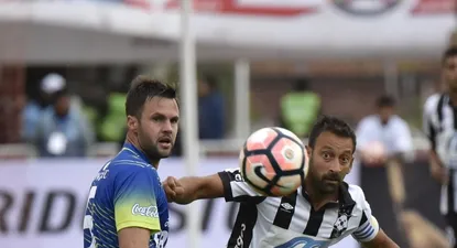 Sergio Blanco defendiendo a Wanderers
