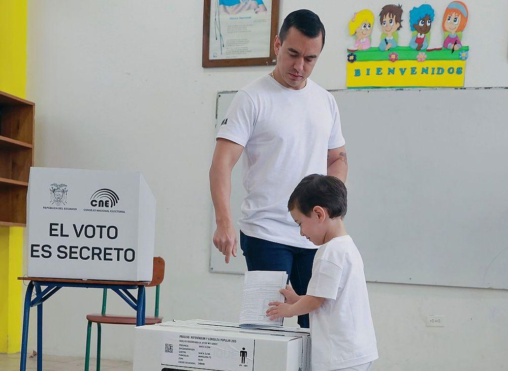 Daniel Noboa junto a su hijo deposita su voto en la jornada electoral de este domingo.
