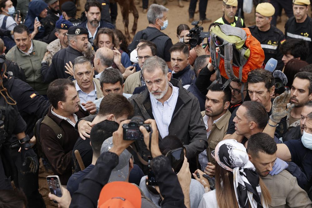 El Rey Felipe, a su llegada a Paiporta. Foto: EFE.