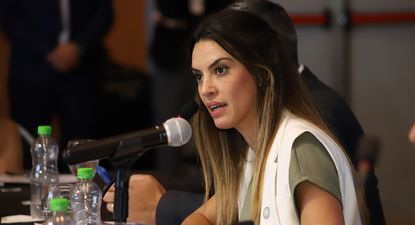 Echan a la subsecretaria de Turismo por irse de vacaciones al exterior sin autorización