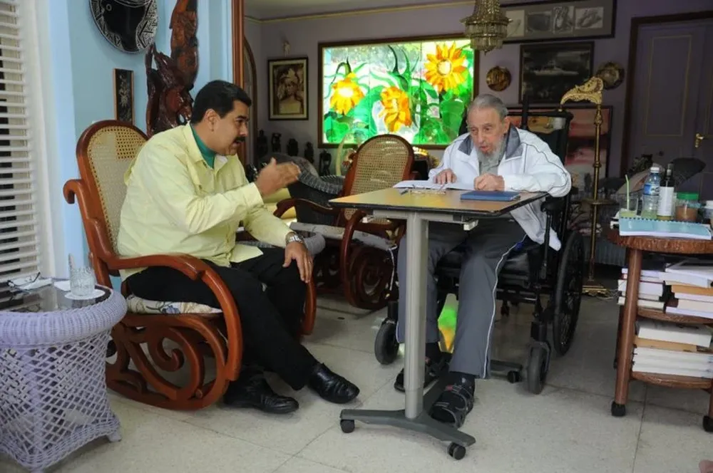 La última foto de Fidel Castro divulgada. es del sábado 19, cuando recibió al presidente venezolano Nicolás Maduro.