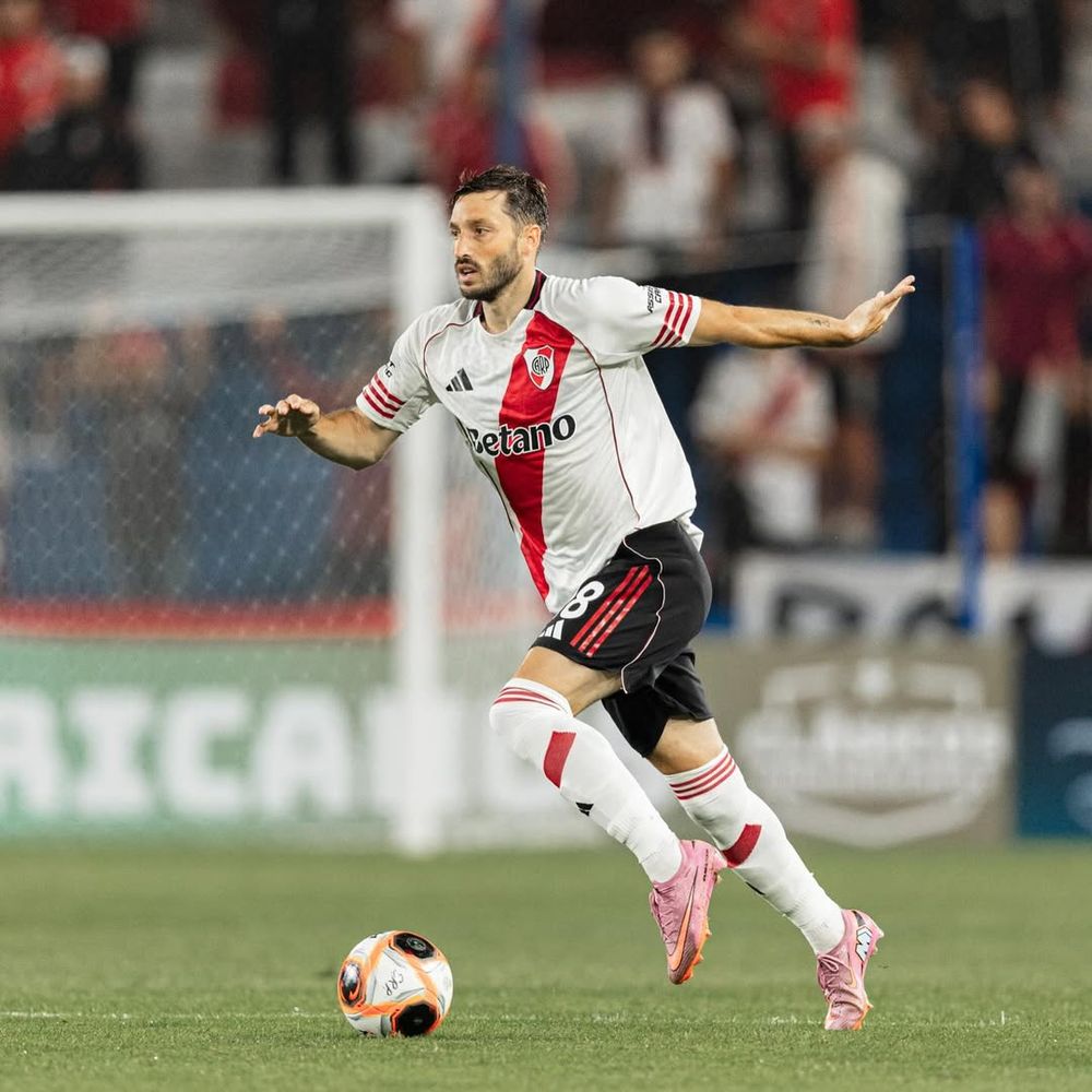 Toda la pinta de jugador de Mat&iacute;as Vi&ntilde;a con la camiseta de River Plate argentino