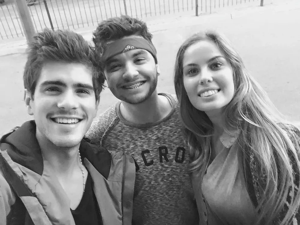 Fer Vázquez, Agustín Casanova y Camila Rajchman, excantante de Rombai, en noviembre de 2015, cuando todo era color de rosas