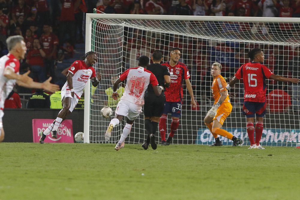 El momento del gol de Rodallega, muy emocionado y dolorido, a Aguerre El momento del gol de Rodallega, muy emocionado y dolorido, a Aguerre
