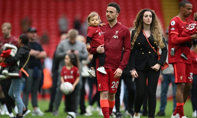 Diogo Jota y su familia en los festejos de la Premier League que ganó Liverpool
