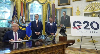 El presidente Donald Trump, el secretario del Tesoro, Scott Bessent, y el alcalde de Miami, Francis Suarez, en la Casa Blanca.&nbsp;