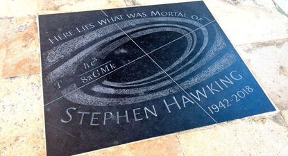 Además de la ecuación, la lápida dice: "Aquí yace lo que era mortal de Stephen Hawking (1942-2018)".