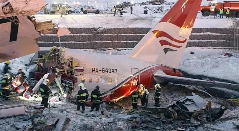 Rusia- Personal de seguridad trabaja en el Tupolev -204 que sufrió un accidente hoy en Moscú