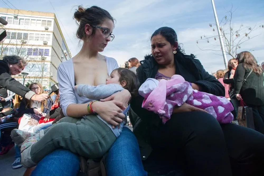 Mujeres amamantan a sus hijos en una plaza en San Isidro durante una manifestación