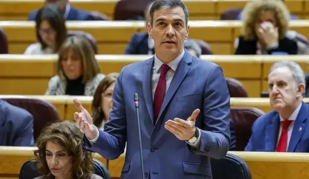 El presidente del Gobierno, Pedro Sánchez, junto a la vicepresidenta María Jesús Montero, en el Senado.