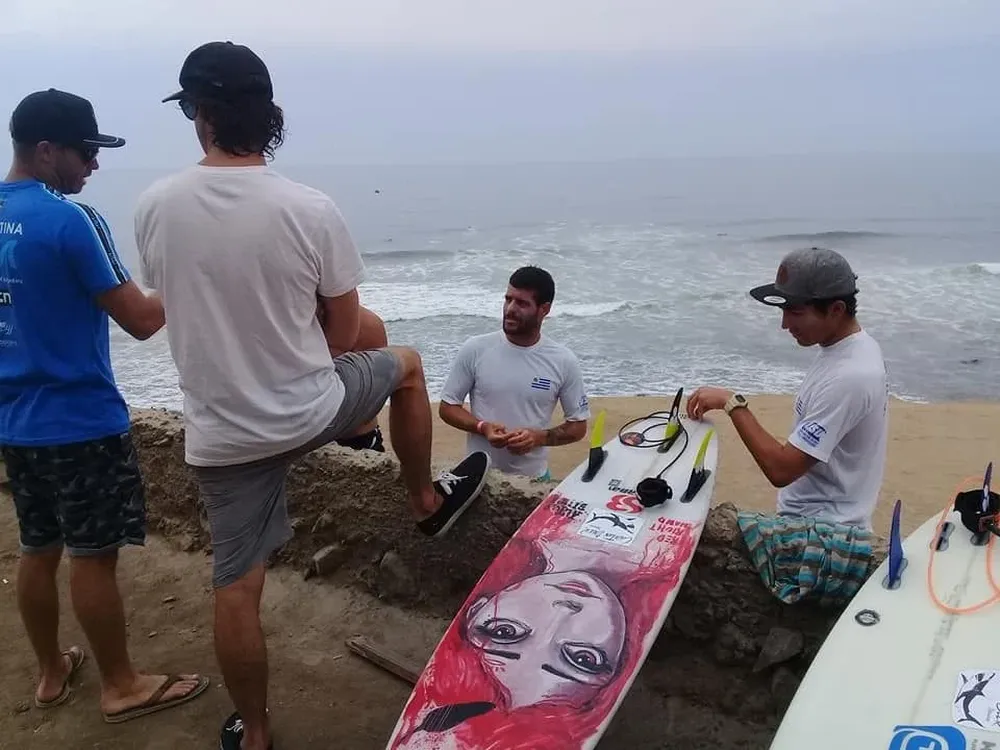 La selección uruguaya de surf en la previa de los Panamericanos de Punta Rocas, Perú