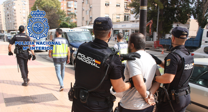 La policía nacional detiene a un delincuente.