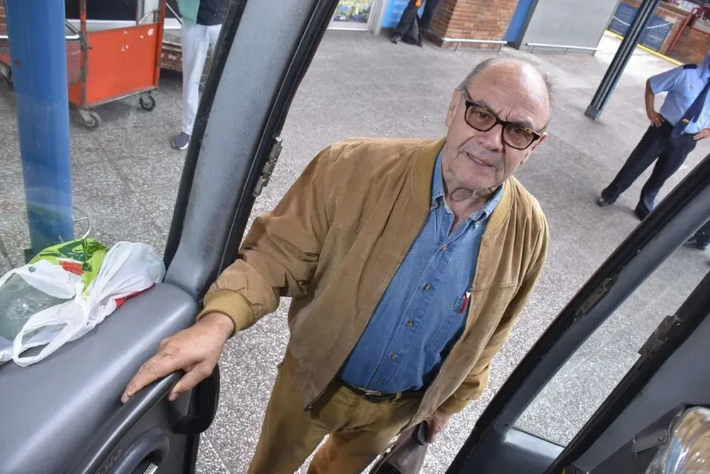 Diego Estol viaja todos los días desde Punta Colorada a Montevideo en ómnibus