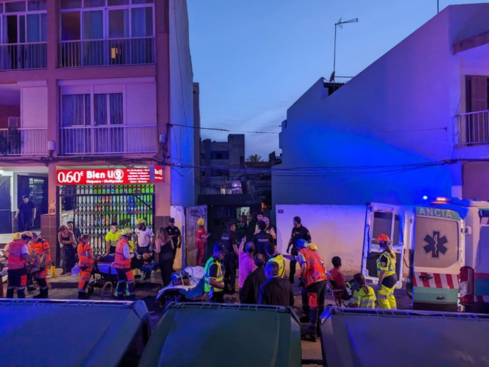 Bomberos y equipos de emergencia trabajan en el rescate de las víctimas&nbsp;