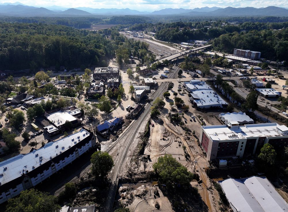 Una vista aérea muestra el lodo restante de las inundaciones causadas por el huracán Helene el 2 de octubre de 2024 en Asheville, Carolina del Norte.