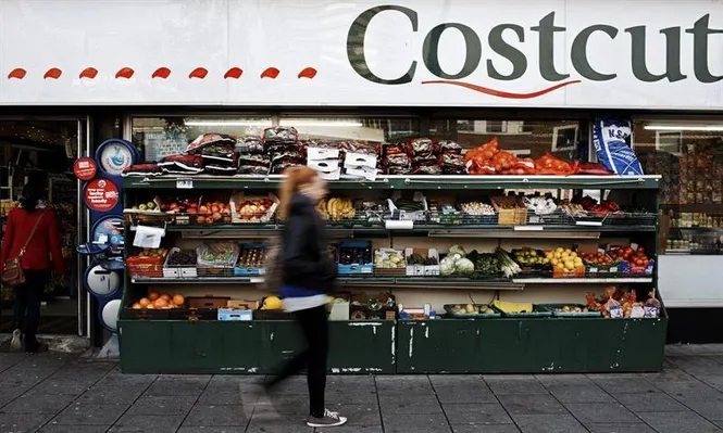 Inglaterra- Mujer camina junto a un Supermercado en Londres. La inflación interanual británica aumentó al 2,7%