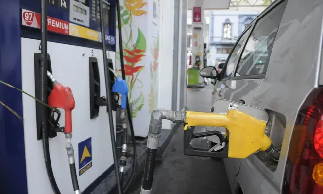 Archivo: estación de servicio de Ancap