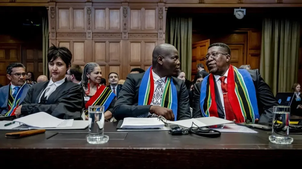 A la derecha, Vusi Madonsela, embajador de Sudáfrica ante la Corte Internacional de Justicia (CIJ), en una audiencia en la sede de La Haya.