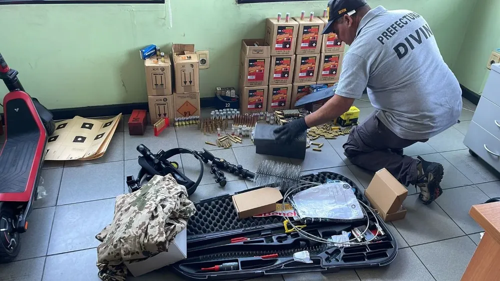Incautación de contenedor de un ciudadano alemán que tenía armas militares, alcohol y cigarrillos