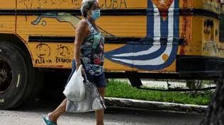 Ciudadana cubana caminando por las calles de La Habana