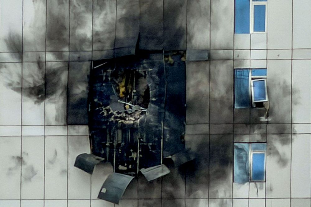 Un edificio en Baréin dañado por un ataque con drones iraníes.