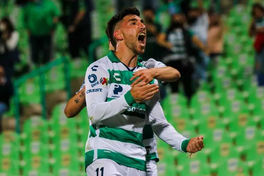 El festejo de Fernando Gorriarán tras marcar un golazo de tiro libre en su partio 100 con Santos