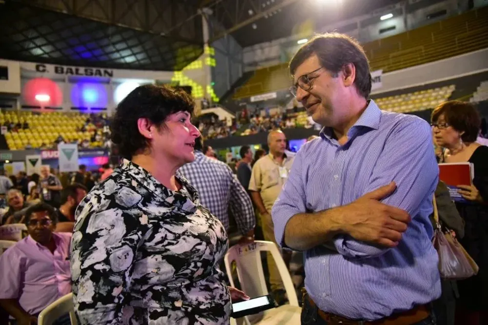 Javier Miranda, presidente del Frente Amplio, y Mercedes Vicente Sotolongo, embajadora de Cuba en Uruguay, dialogan durante el Congreso del Frente Amplio