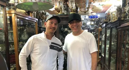 Japci Ocampos, dueño de Art Nouveau Antiques, y el cantante mexicano Cristian Castro