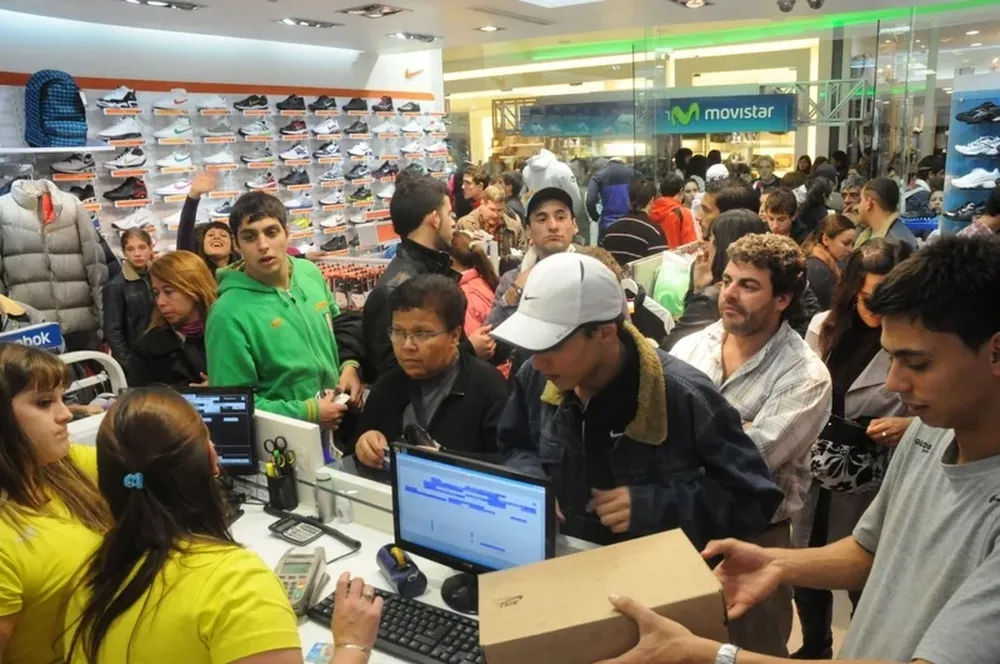 Los shoppings se colmaron en el fin de semana de descuentos