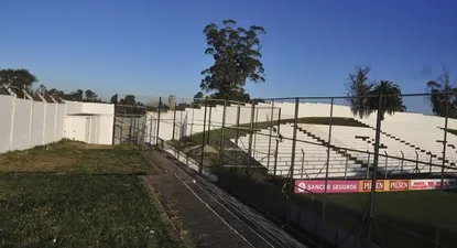Al fondo se ve el portón por donde salieron los hinchas de Danubio