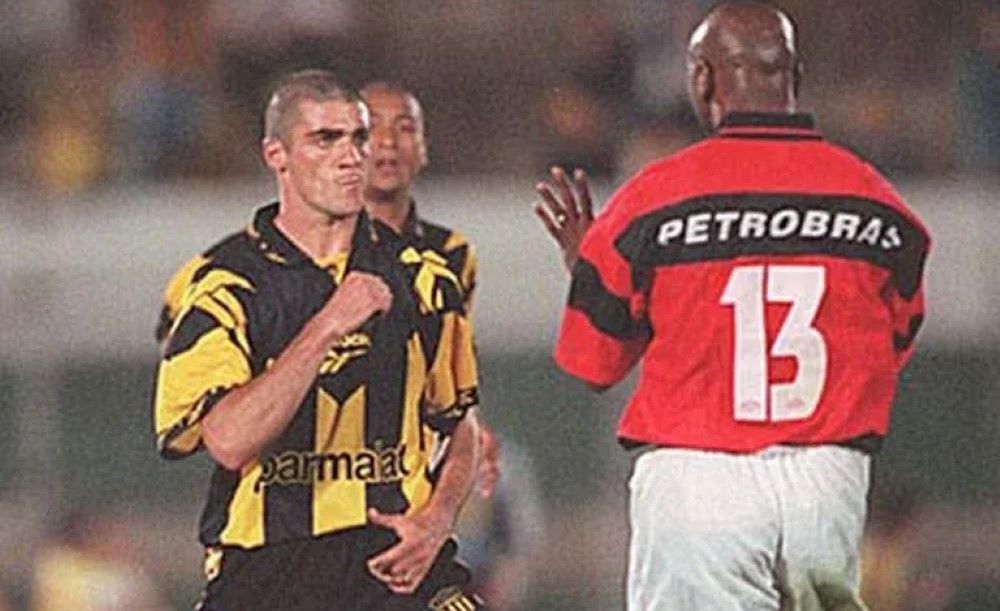 Walter Pandiani de Peñarol se prepara ante Célio Silva de Flamengo y comenzará una batahola entre los dos planteles por la Copa Mercosur 1999