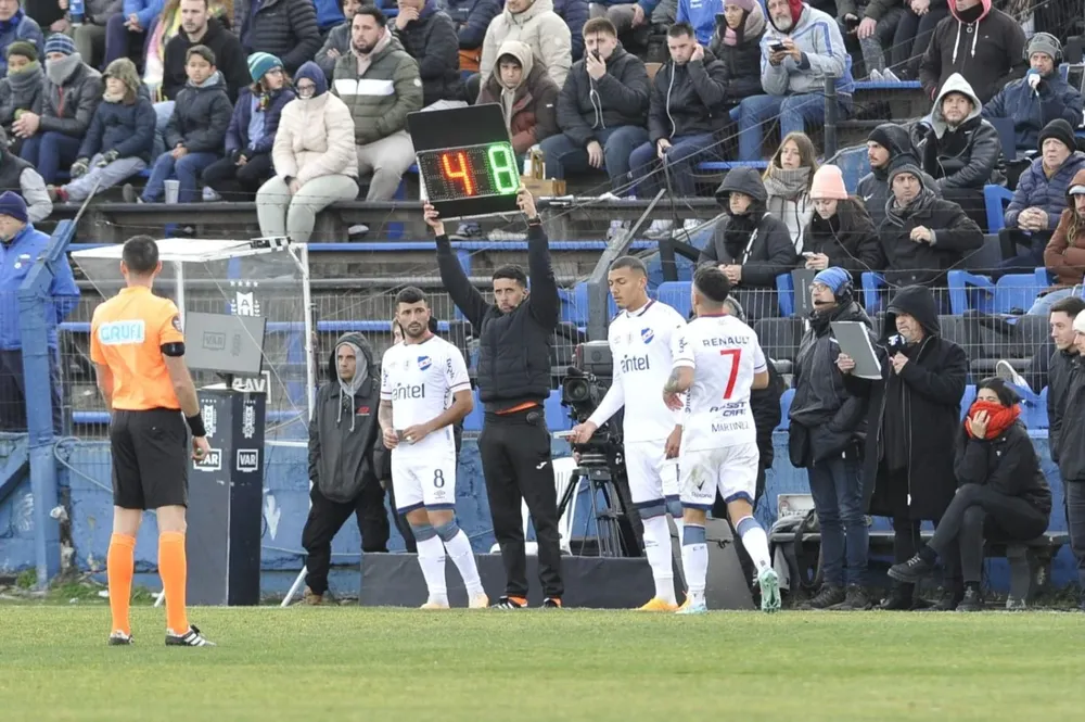 Britos le cierre el camino del gol a Martínez