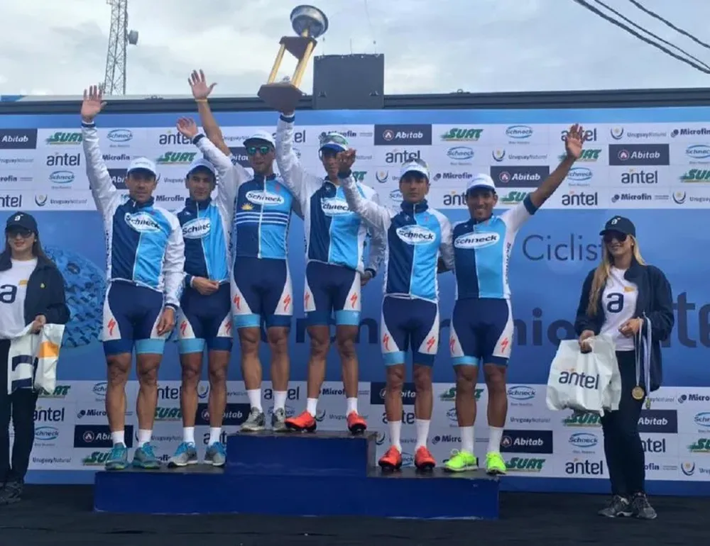 Tras el triunfo de Alas Rojas en la contrarreloj del domingo, Arachichú, de lentes, ganó la etapa del lunes