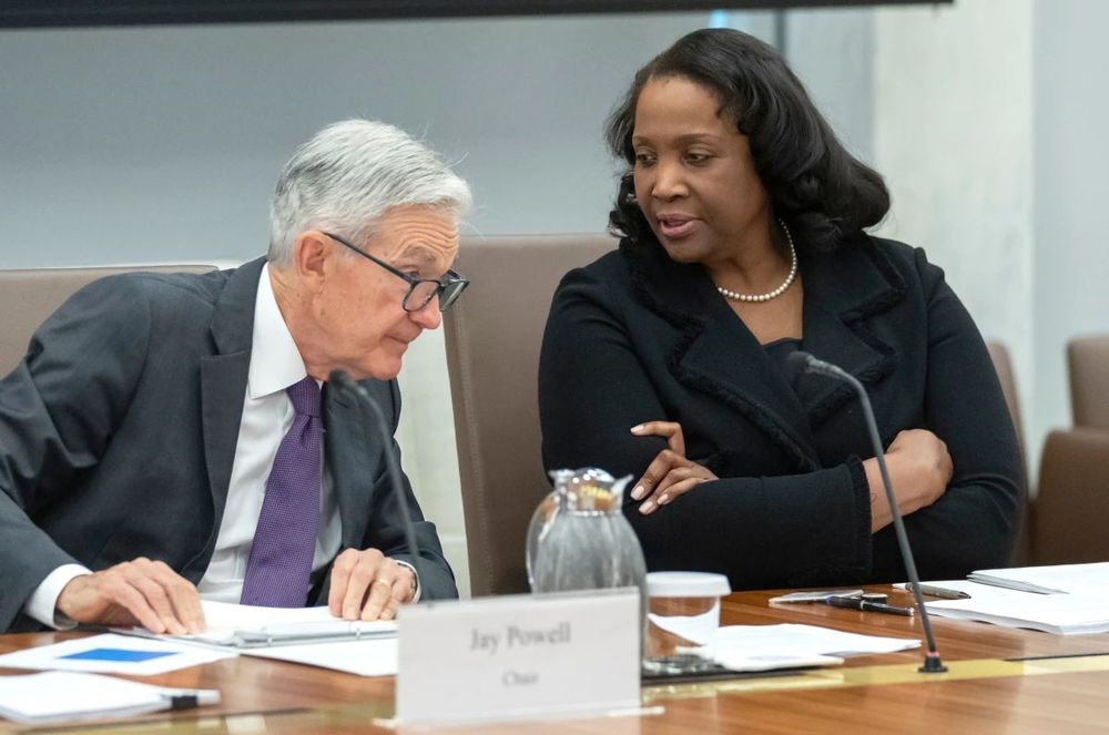 Lisa Cook junto a Jerome Powell, presidente de la Fed